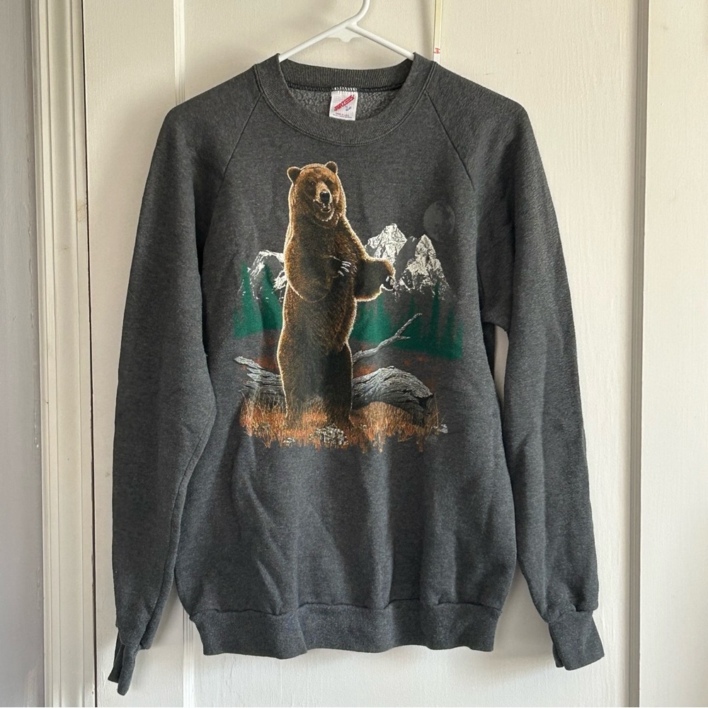 Vintage Gray Bear Graphic Sweatshirt